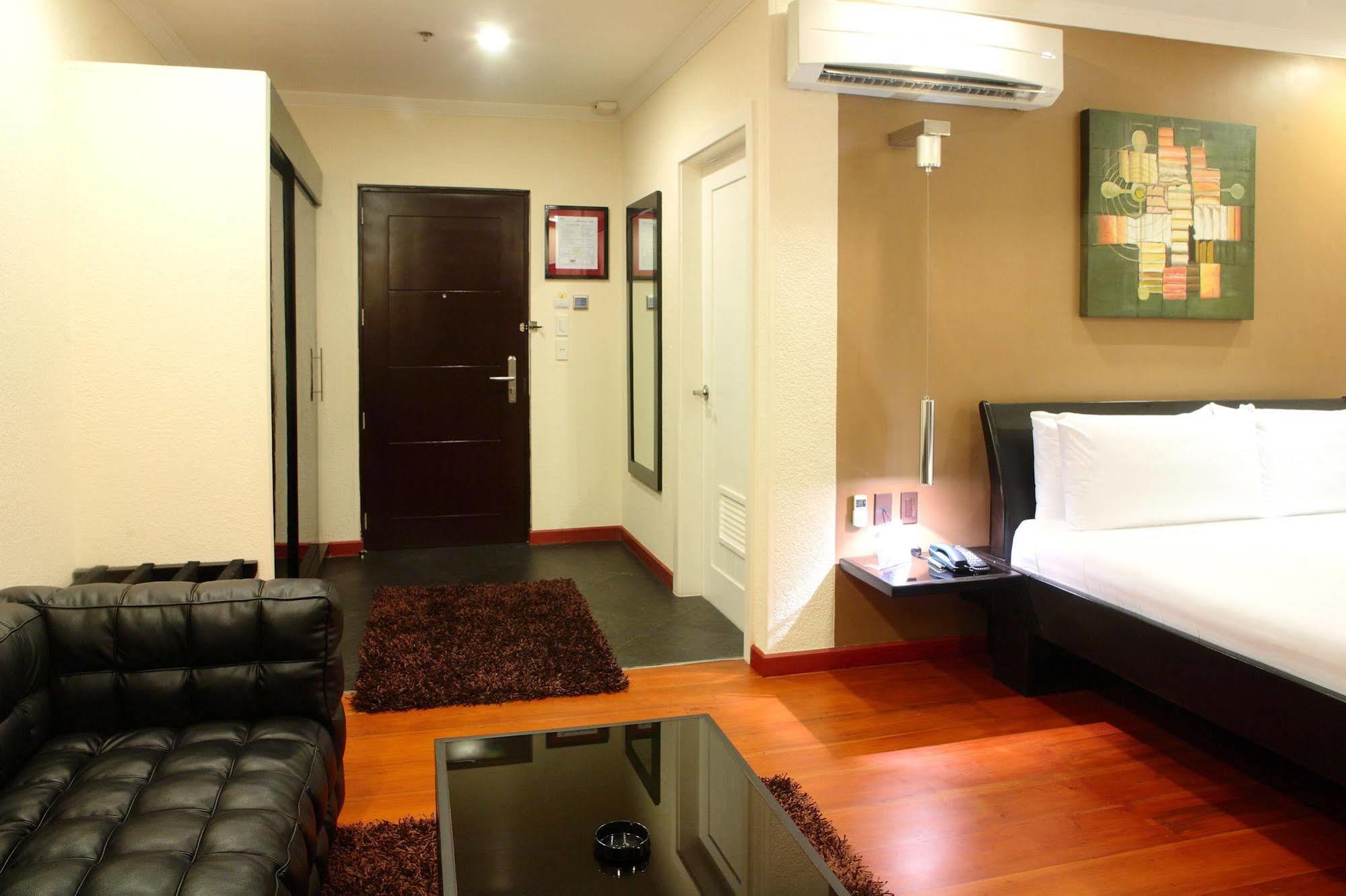 Queens Hotel Angeles City Экстерьер фото